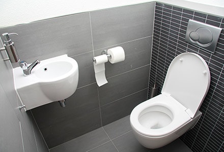 Капитальный и косметический ремонт туалета под ключ плиткой и пластиковыми панелями ПВХ, цены