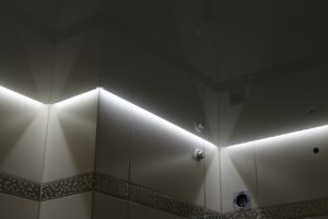 Освещение в ванной комнатес натяжным потолком